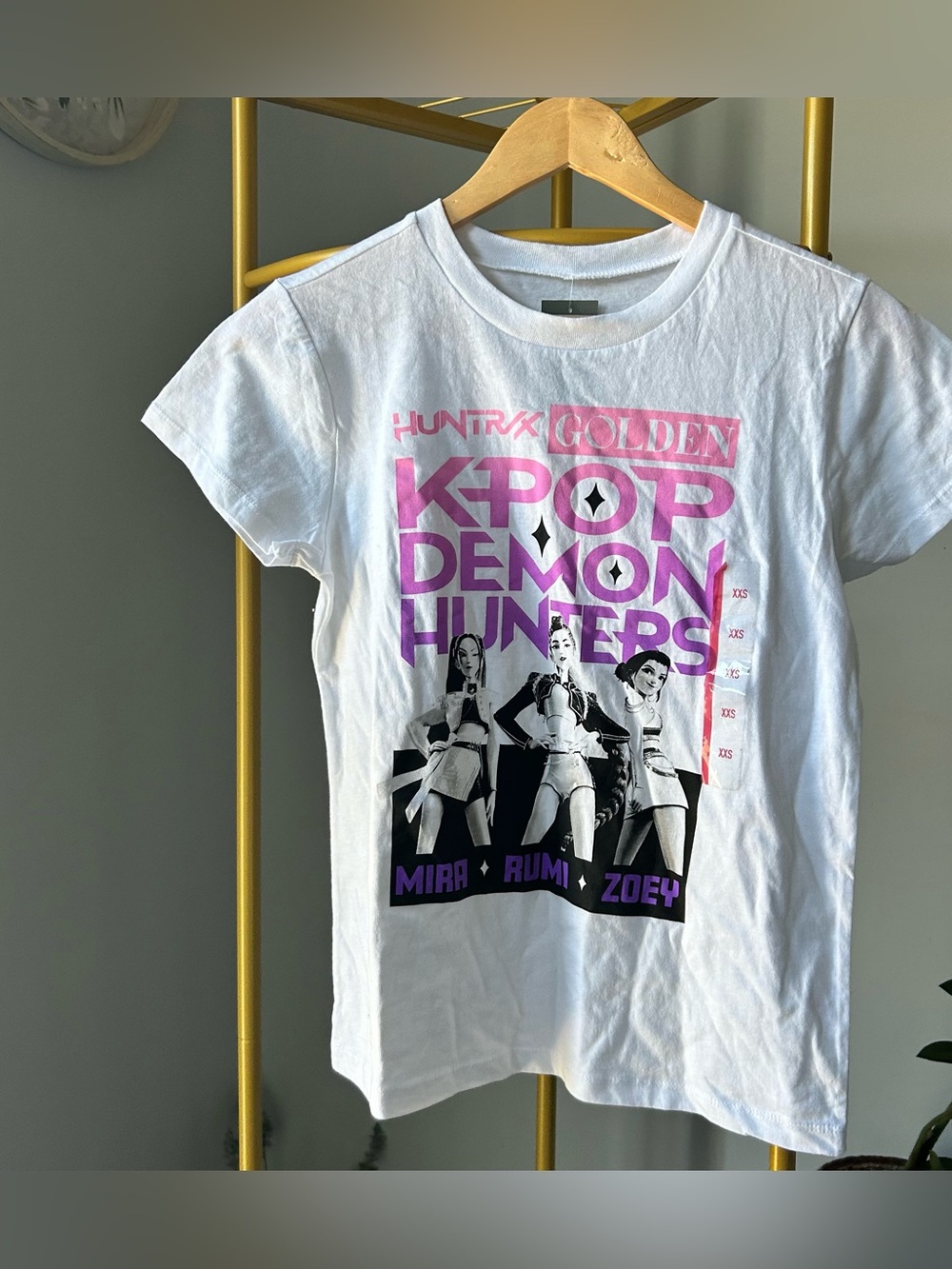 Netflix White Graphic K-Pop Demon Hunters Tee w Pink and Purple Print size XXS